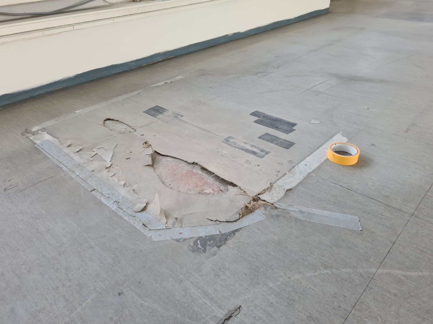 Orvostechnikai gyártóterület ESD padlómentés előtt. Erősen sérült a padlófelület.