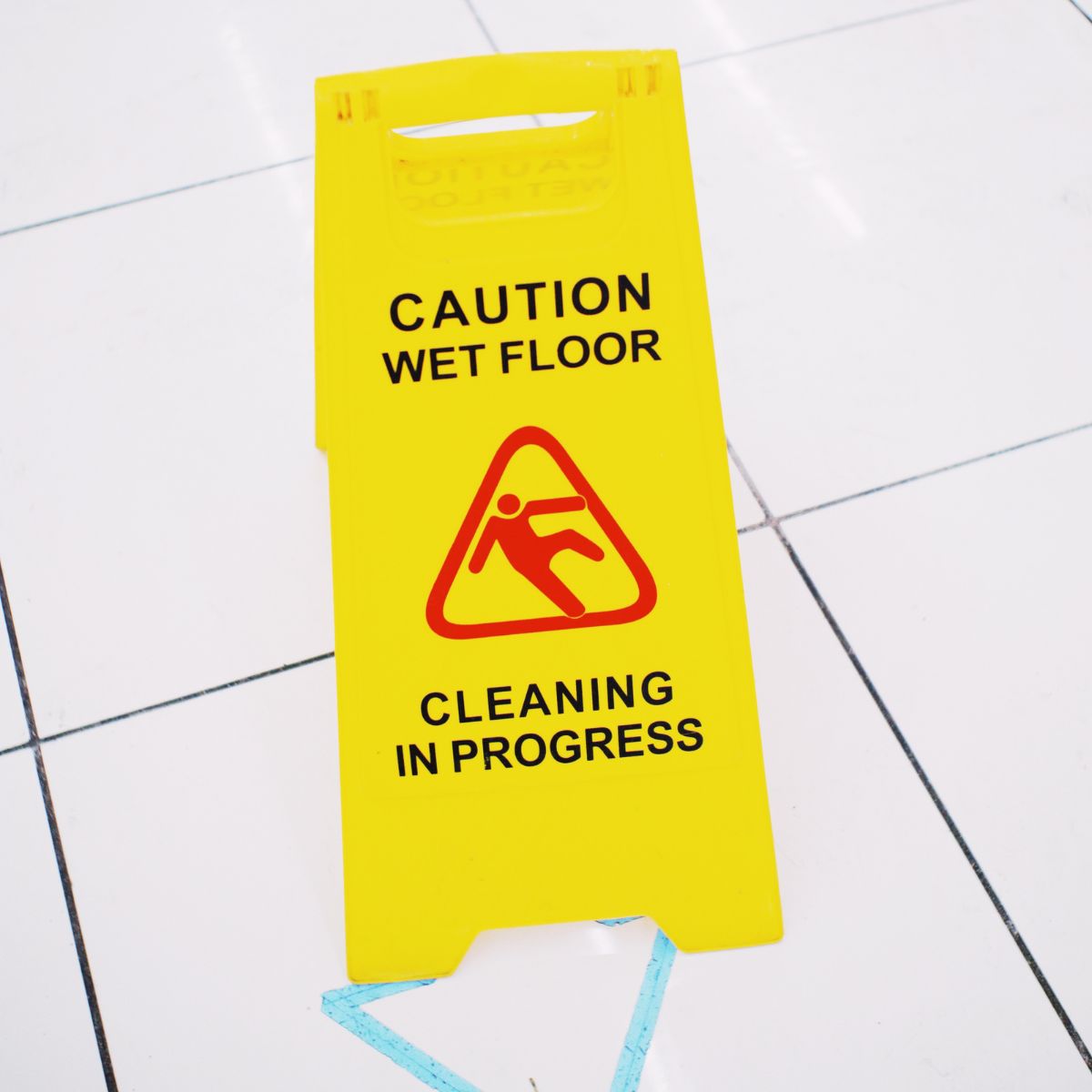 Biztonsági jelzés nedves és csúszós padlófelületen
