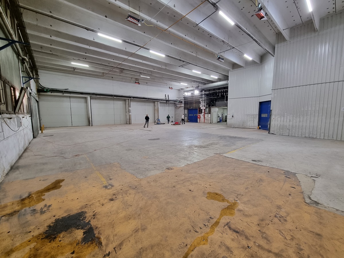 Formázó üzemterület padlómentés előtt. A műgyanta padló kopott és felújításra vár.