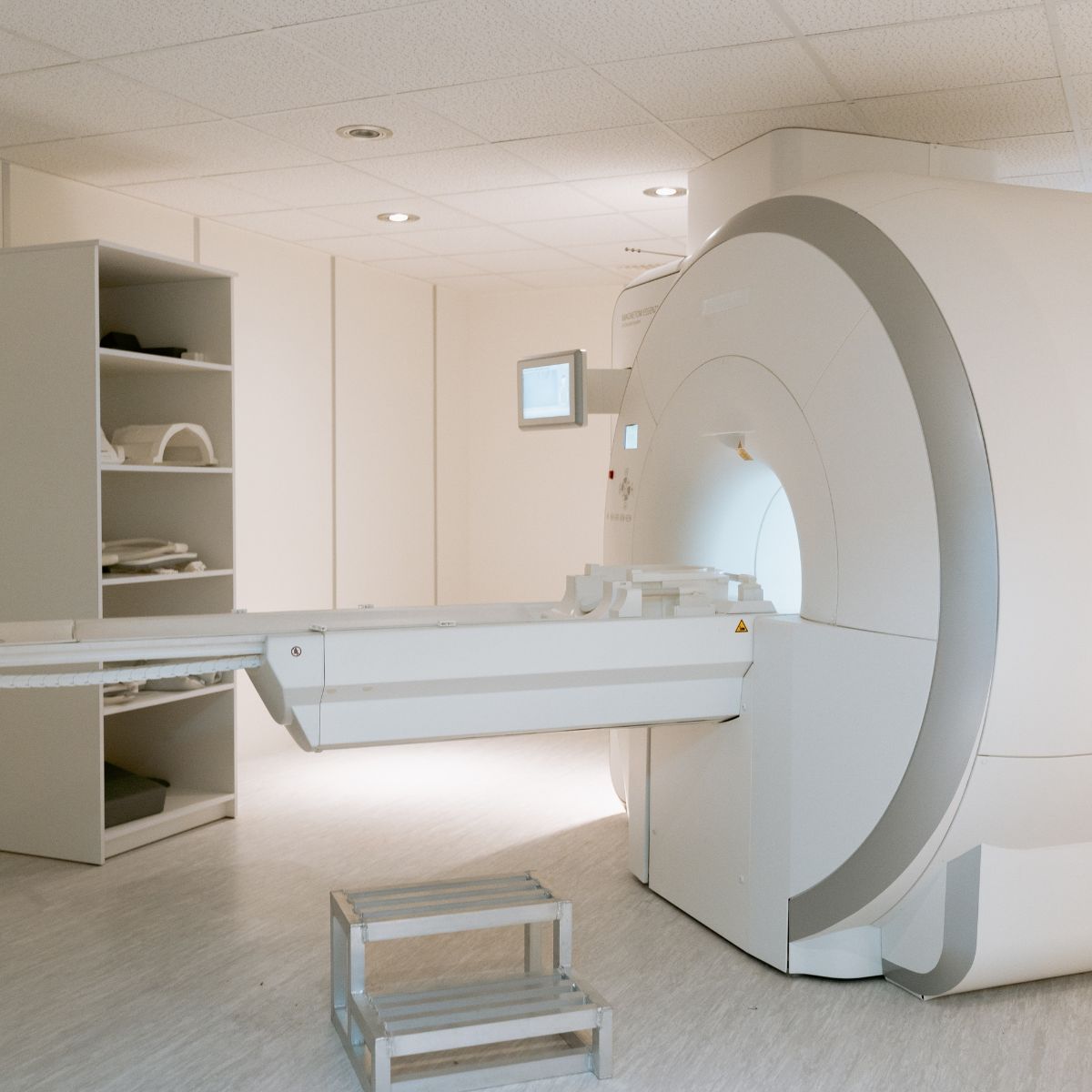 Orvostechnikai eszközök érzékeny elektronikai műszerek vizsgálótermekben. MRI, CT eszközök ESD védelme.
