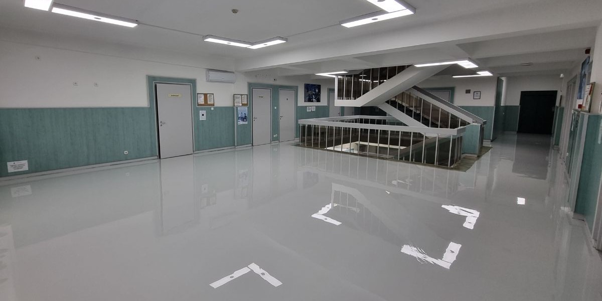 A klinika várótermének kőpadlója PU padlómentés után modern megjelenésű és tartósan ellenálló.