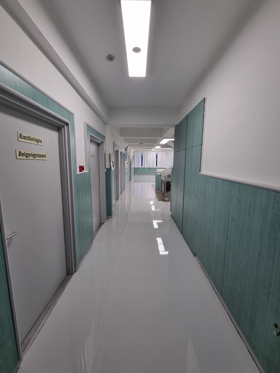A klinika folyosójának PVC padlója PU padlómentés után modern megjelenésű és tartósan ellenálló.